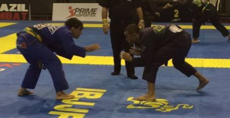 IguaA�uano Julio dos Anjos coloca a Baixada no lugar mais alto. CampeA?o do Rio Open de Inverno da IBJJF.