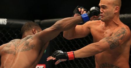 O cinturA?o dos meios mA�dios do UFC tem novo dono.