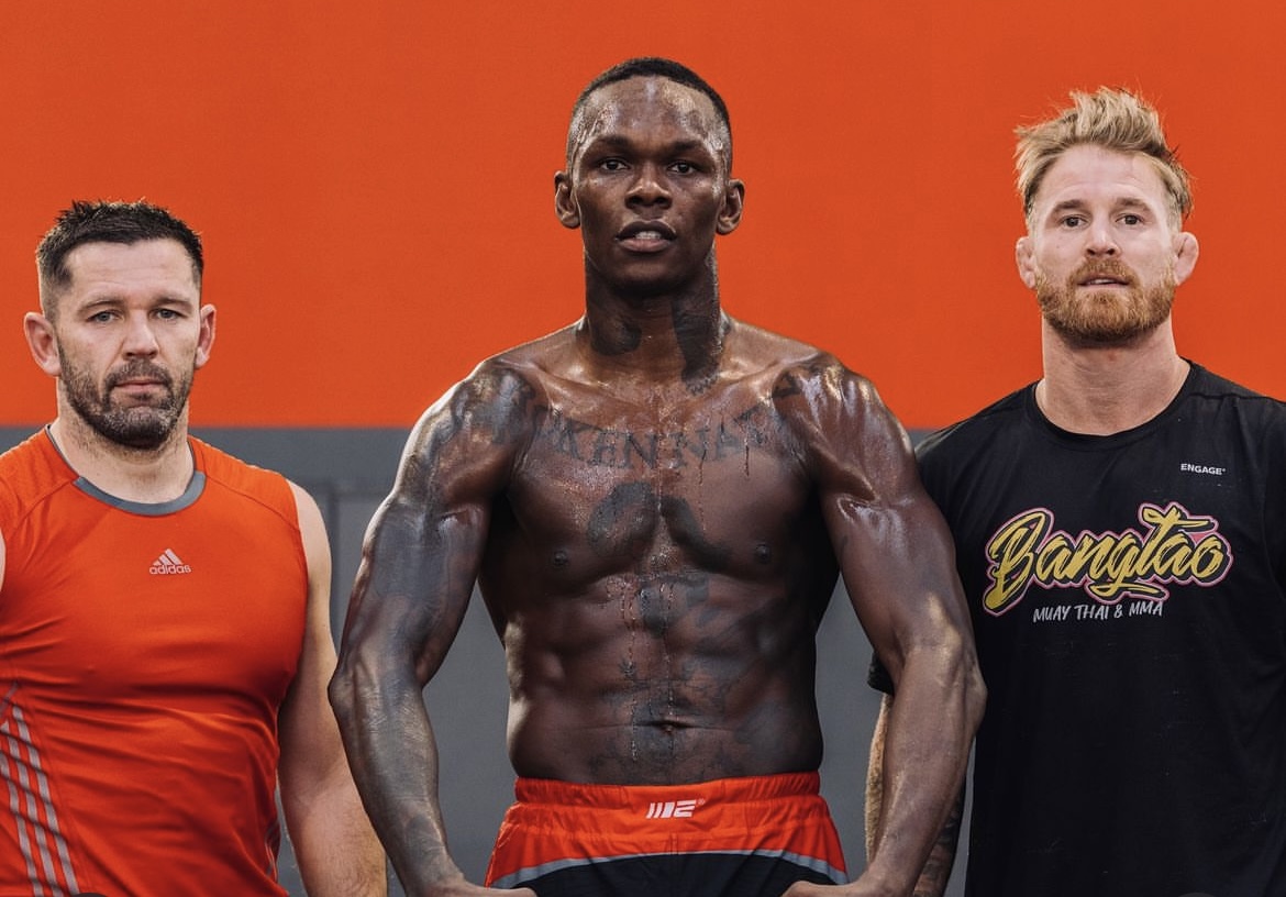 Israel Adesanya Surge Com Nova Forma Fisica e Aumenta as Expectativas Para Confronto no UFC 305