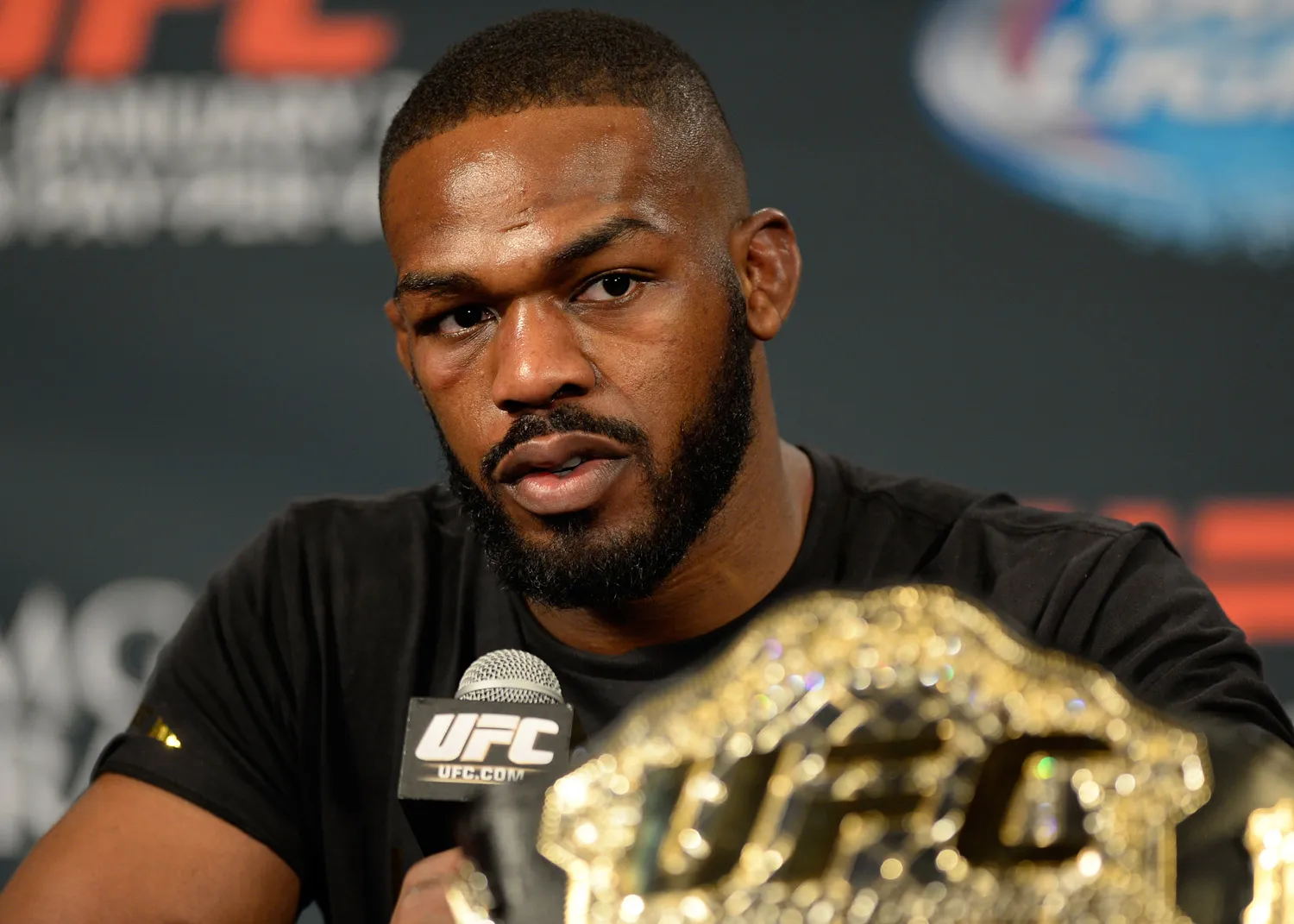 O Futuro dos Pesos Pesados do UFC: Aposentadoria de Jon Jones, Aspinall em Ascensão e o Impacto na Divisão