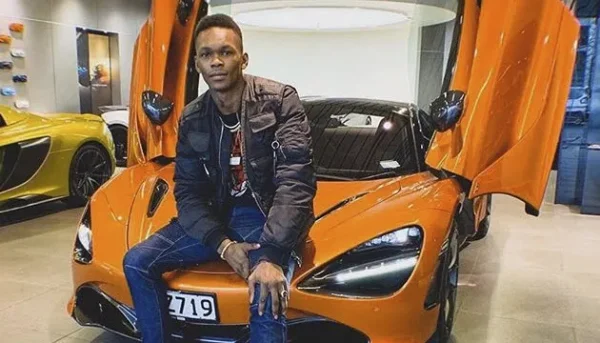 Israel Adesanya se envolve em discussão acalorada nas ruas da Nova Zelândia e alega insultos racistas